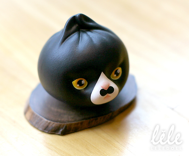 arttoy designertoy cat leledoll leejaeyeon mandu nyang tuxedo cow black white black-bean-sauce mustache