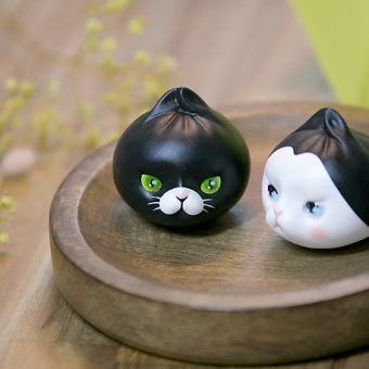 arttoy designertoy cat leledoll leejaeyeon mandu nyang tuxedo cow black white black-bean-sauce mustache